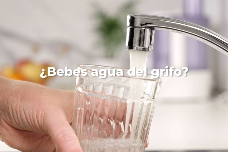 Cargando un vaso de agua, con la pregunta ¿Bebes agua del grifo?