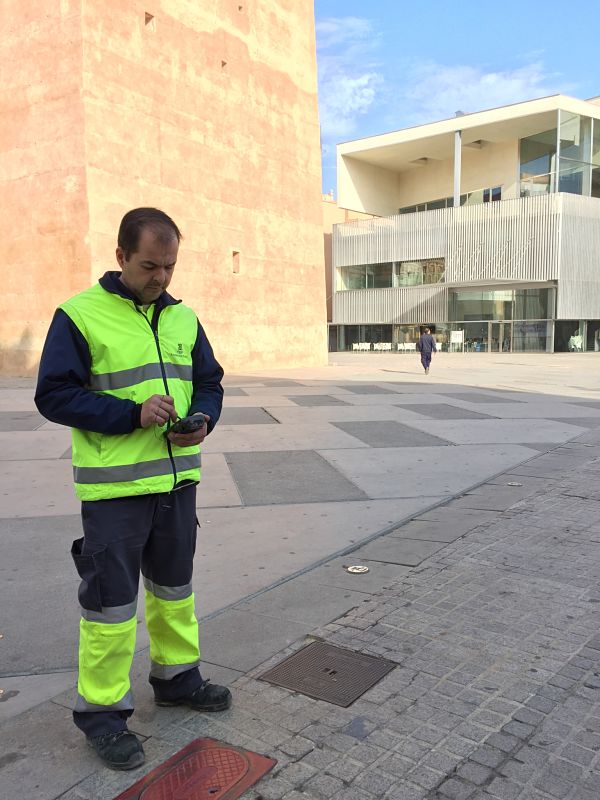 operario tomando medidas
